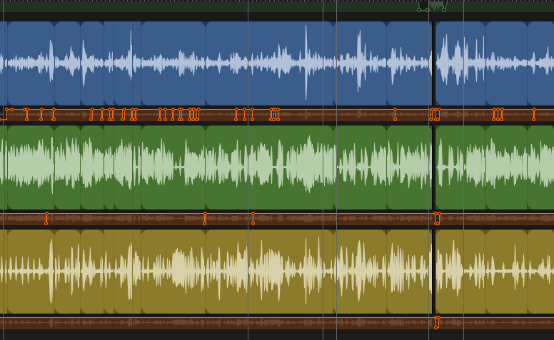 Das Bild zeigt drei unterschiedlich eingefärbte Audiospuren, ie sind an vielen Stellen durch senkrechte Linien unterteilt. Diese markieren die Stellen an denen ich geschnitten habe.